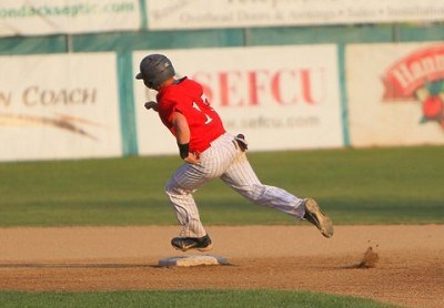 Kyle Barrett (Kentucky) rounds second and heads to third on a base hit by John Nogowski in the first inning 