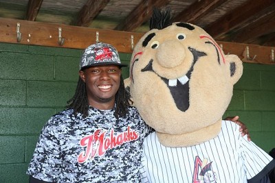 Nygeal Andrews poses for a picture with Mojo.